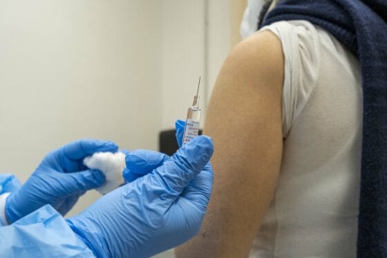 Vaccini anti Covid: agende aperte oggi per 44 e 45enni