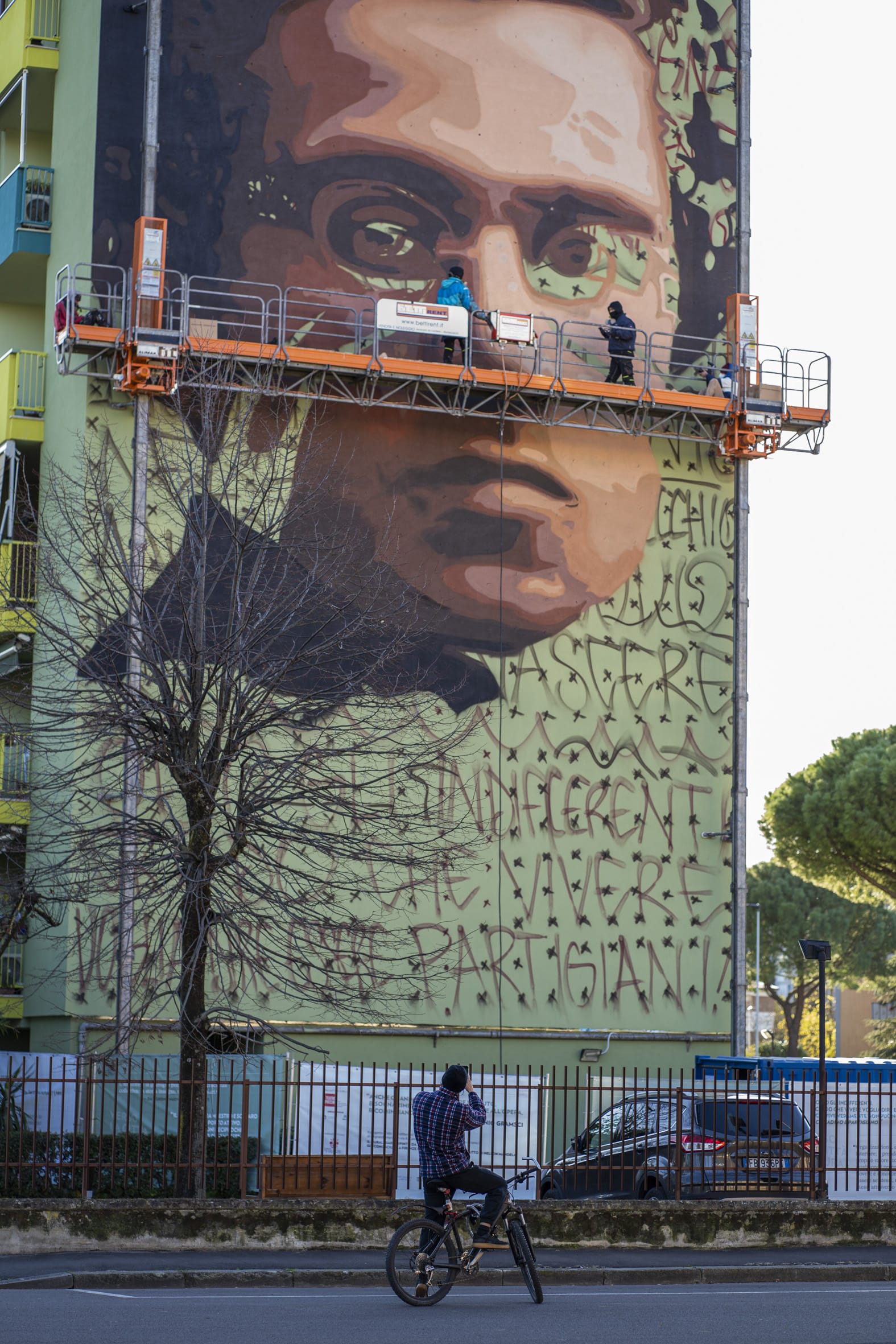 Murale Gramsci casa popolare finito,tra prime visite Bennato