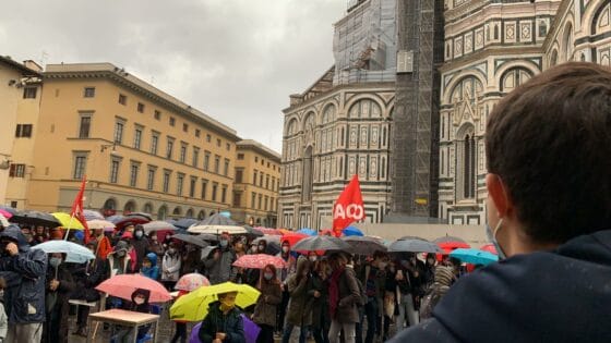 ‘Priorità alla Scuola’, in 500 in piazza Duomo