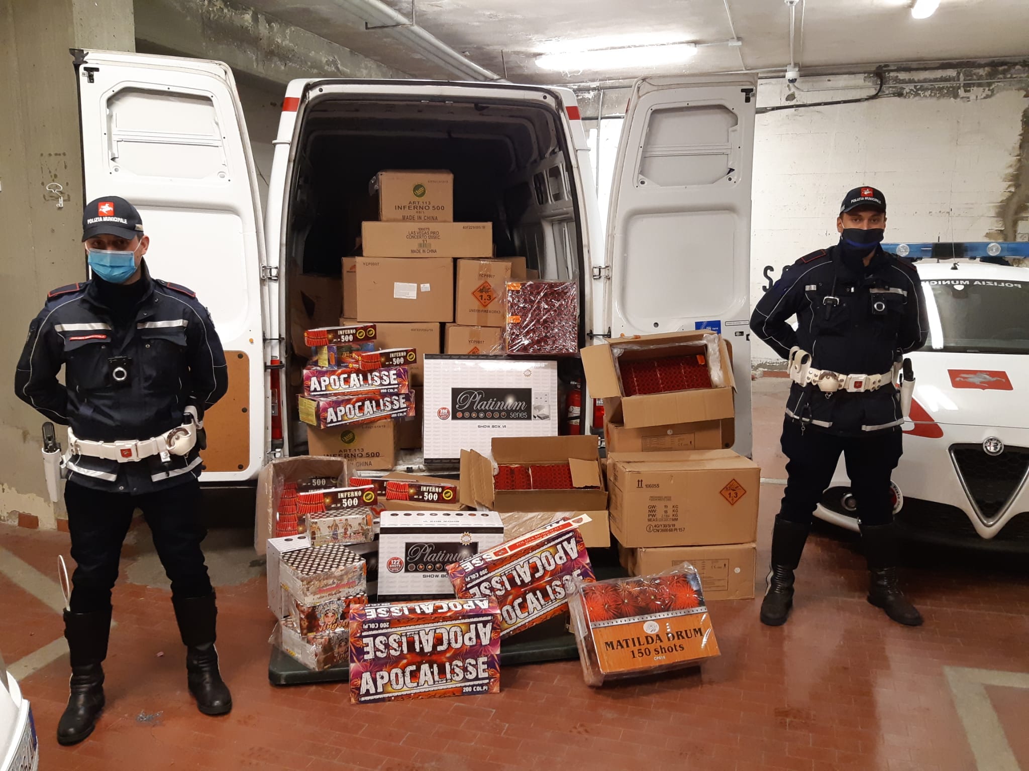 Prato: la Municipale sequestra una tonnellata di botti, un arresto