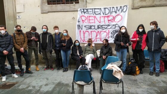 “La scuola è stata messa all’ultimo posto”, protesta Firenze e altre città Toscana per scuole superiori