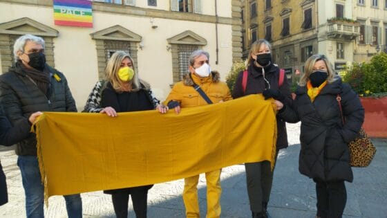 Esistiamo: “Vogliamo che Firenze resti gialla”, consegnati indumenti a Giani