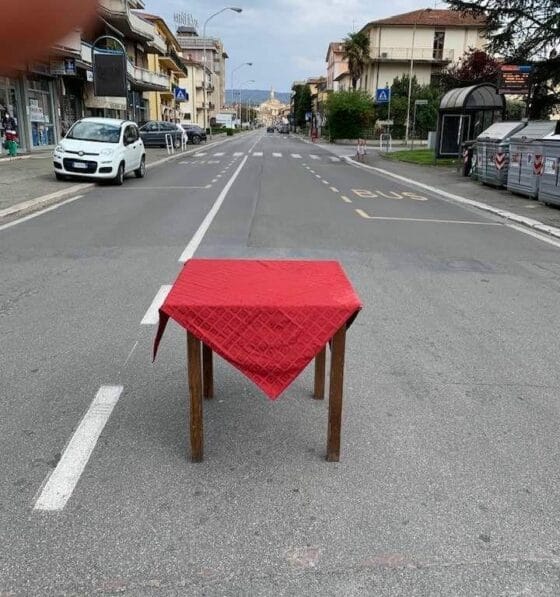 Un tavolino in mezzo alla strada. La protesta ad Arezzo