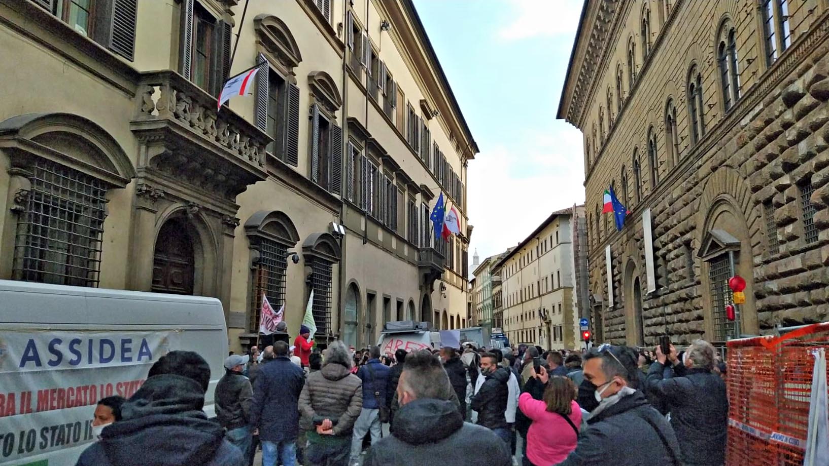 Ambulanti sfilano in corteo a Firenze con 1.280 mezzi