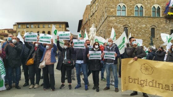 🎧 “Fermi da 14 mesi, sussidi miseri, fateci lavorare”, ambulanti in piazza a Firenze