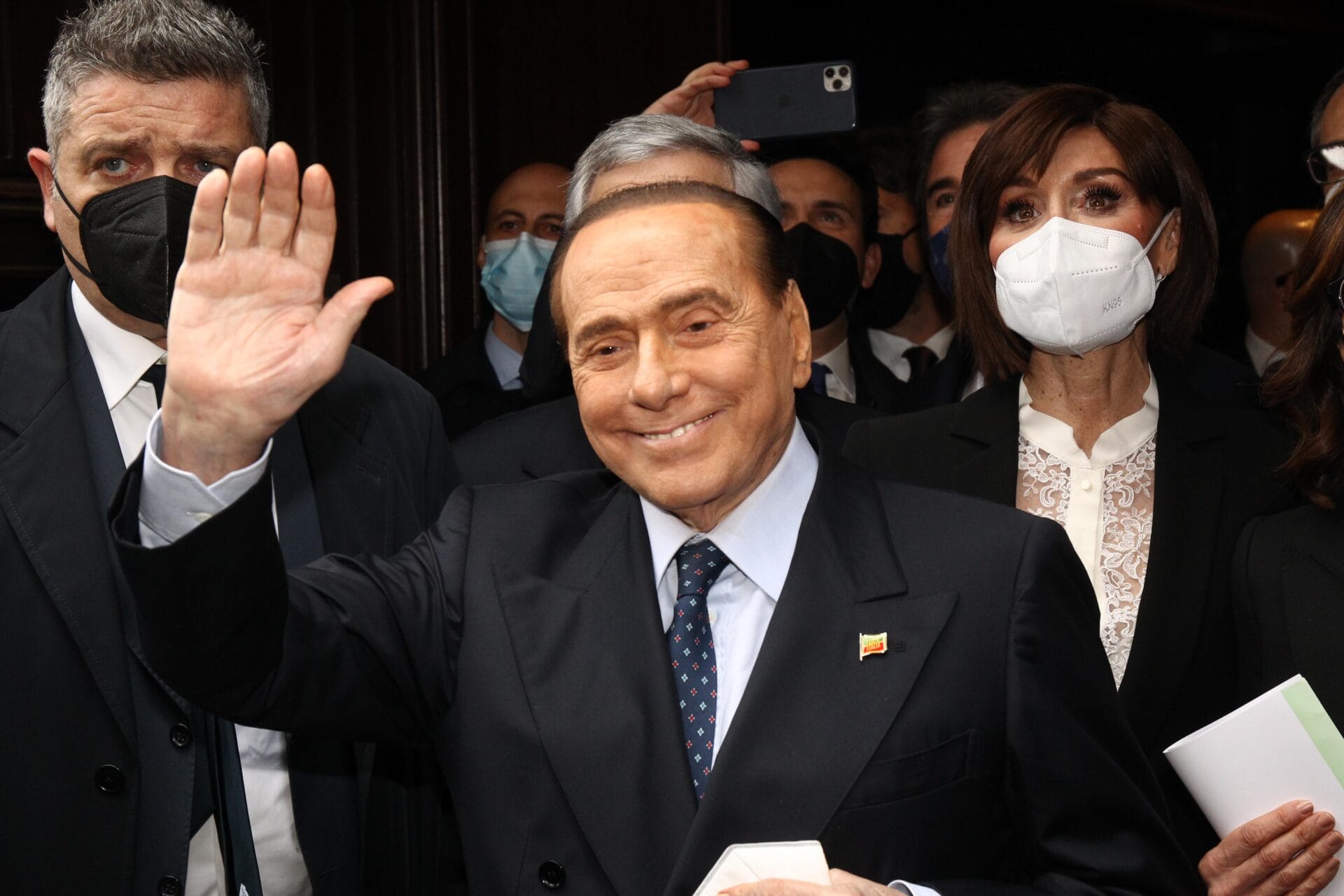 Berlusconi, Lega: “Vandalismi e nessuna bandiera a mezz’asta nel grossetano. Vergogna”