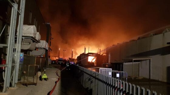 Capannoni industriali a fuoco, distrutto stabilimento ‘Valentino shoes’