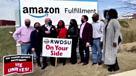 Lavoratori di Amazon USA votano contro il sindacato, ma non è finita