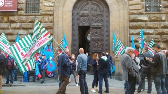 Sicurezza sul lavoro e licenziamenti, presidio di CGIL CISL UIL a Firenze