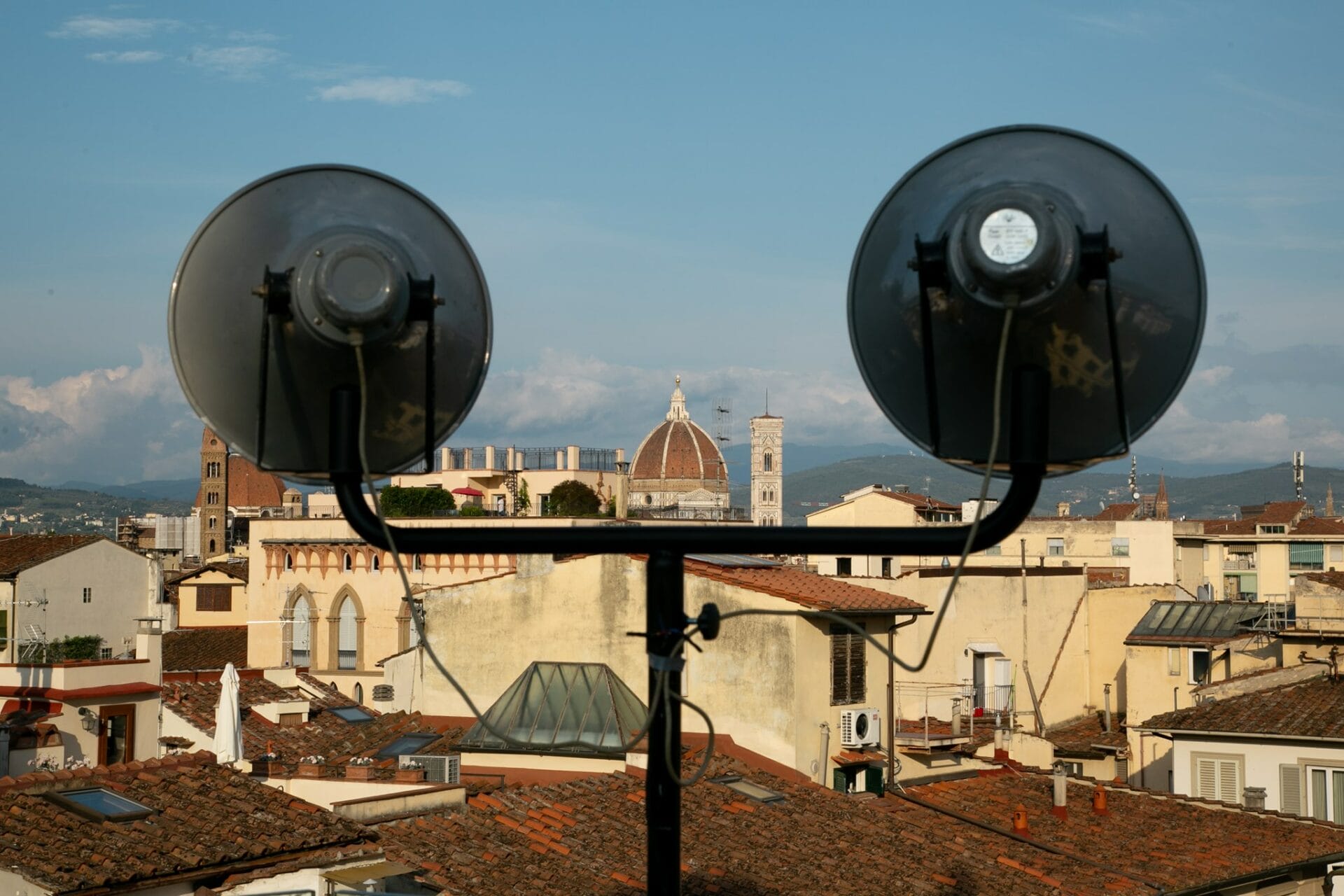 Urla liberatorie dai tetti di Firenze, in 200 per la perfomance dei Kinkaleri