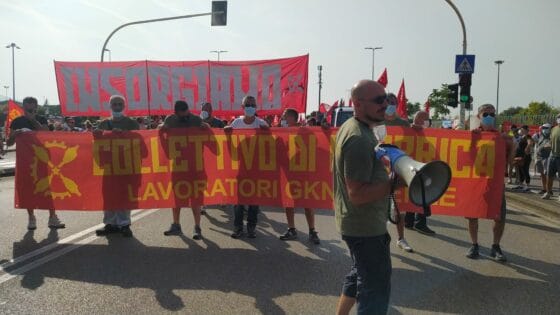 Gkn: “Insorgiamo”, in migliaia a Campi Bisenzio con i lavoratori