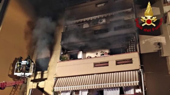 Incendio in un appartamento in Versilia, 20 evacuati