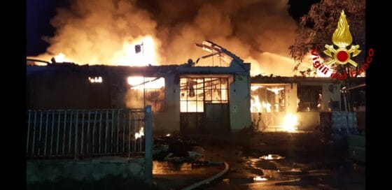 Incendio in capannoni industriali a Montemurlo (Po)
