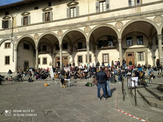 🎧 Studenti contro il Green pass: lezioni all’aperto a Firenze