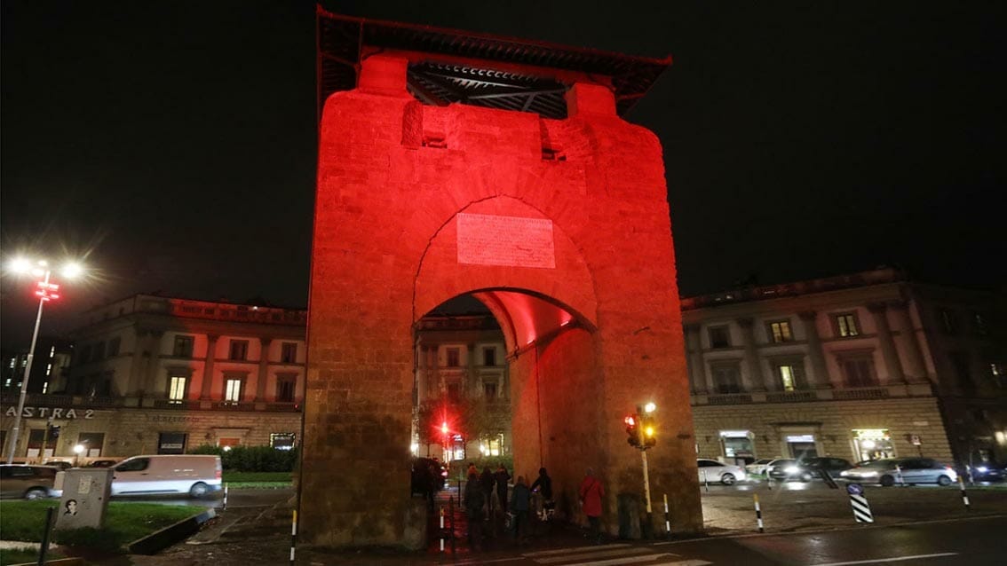 Festa della Toscana, 30 novembre, porte di Firenze illuminate di rosso