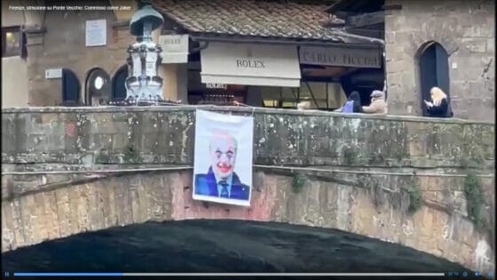 Firenze, su Ponte Vecchio apparso striscione: Rocco Commisso come Joker