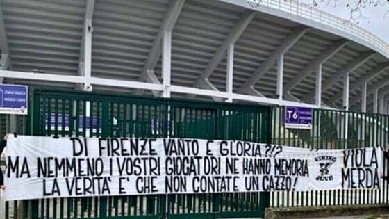 Ultras Juventus insultano a Firenze i tifosi viola con uno striscione