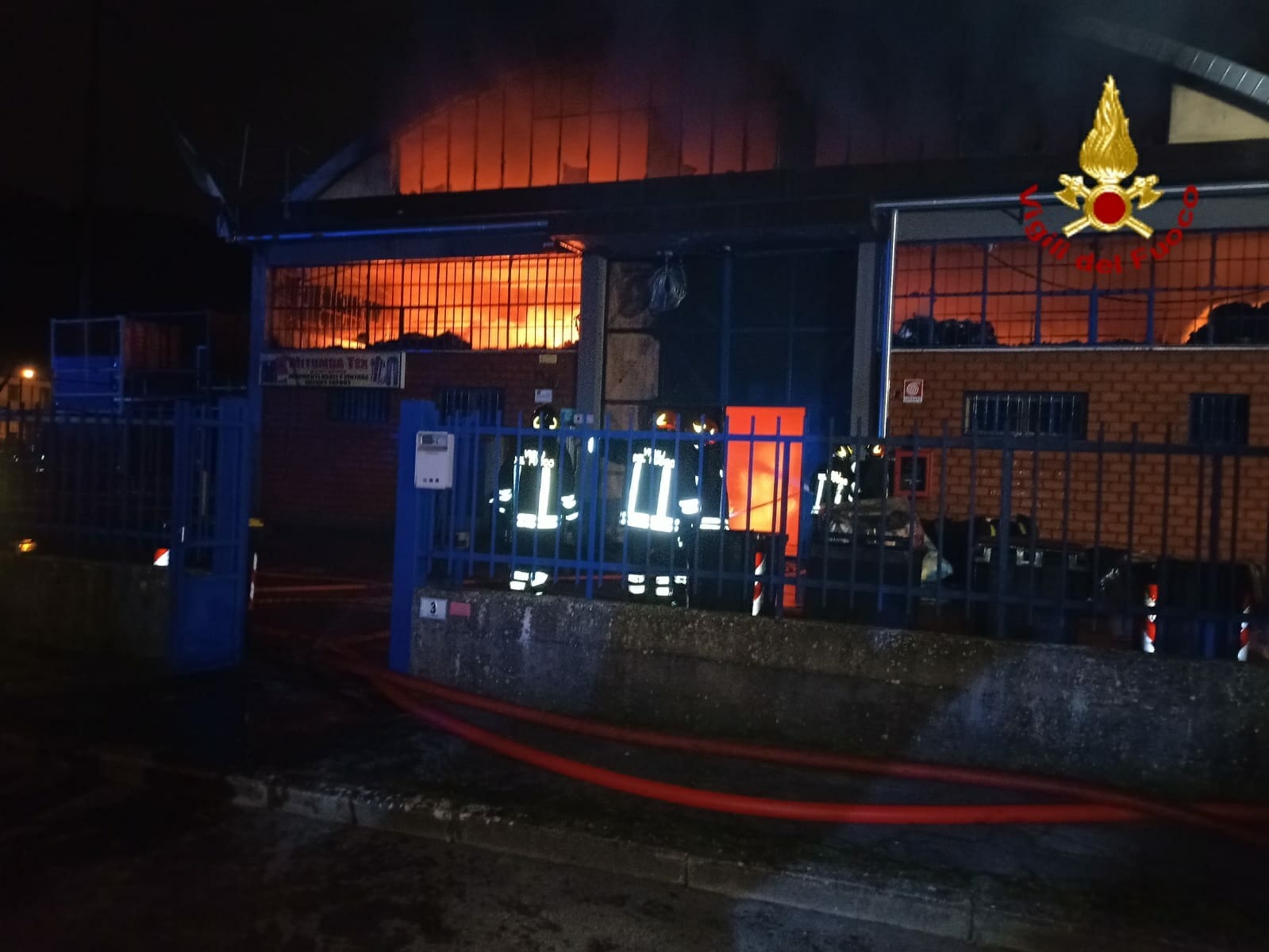 Incendio in capannone abiti usati a Montemurlo, no feriti