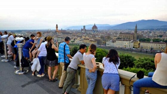 Affitti brevi a Firenze, stop alle residenze nell’area Unesco. Nardella: “Segnale al Governo”