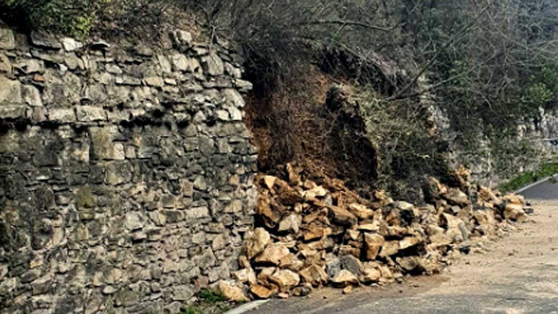Crollo di un muro in via Bagnese a Firenze, disagi alla circolazione