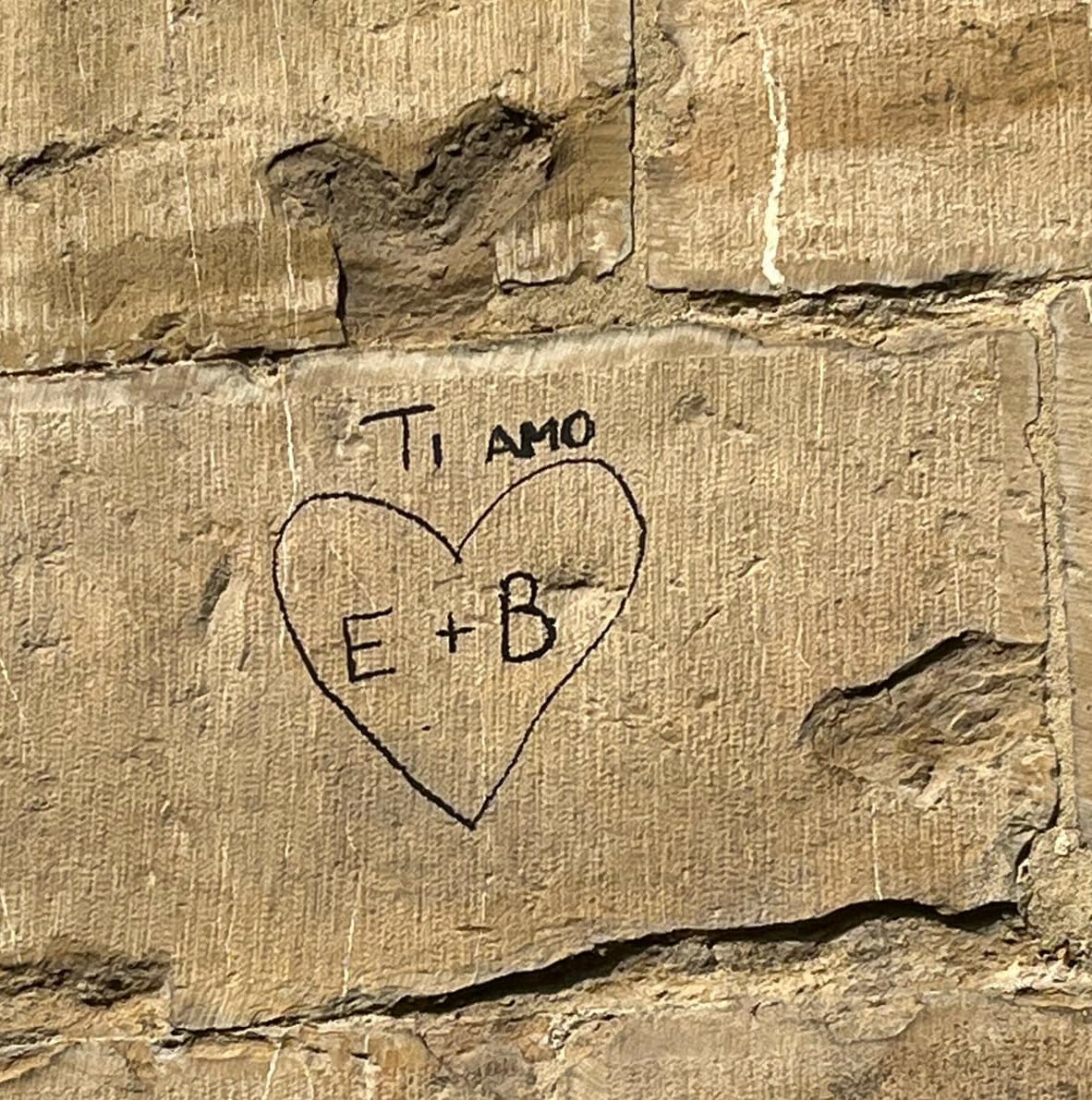 Firenze, imbratta muro sul Ponte Vecchio: studentessa denunciata