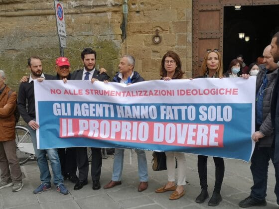 🎧 Firenze, placaggio ambulante: presidio centrodestra a favore agenti Municipale