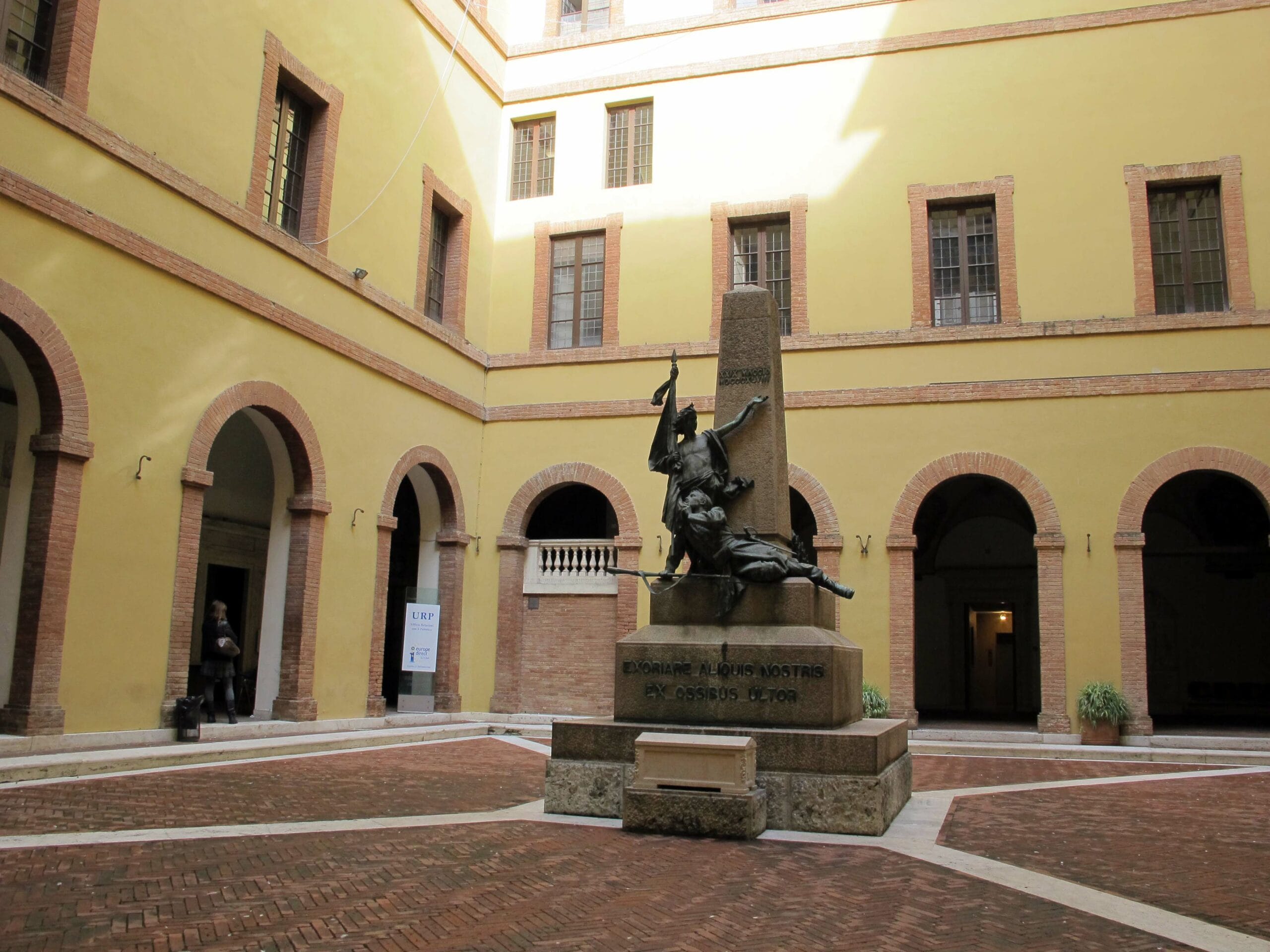 Università di Siena: trovate in un ufficio scritte fasciste e omofobe