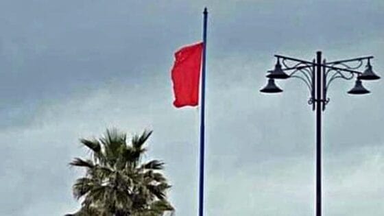 Viareggio, tolta da ignoti bandiera della pace e issata bandiera rossa