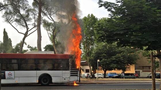 Pontedera: bus distrutto dai vandali