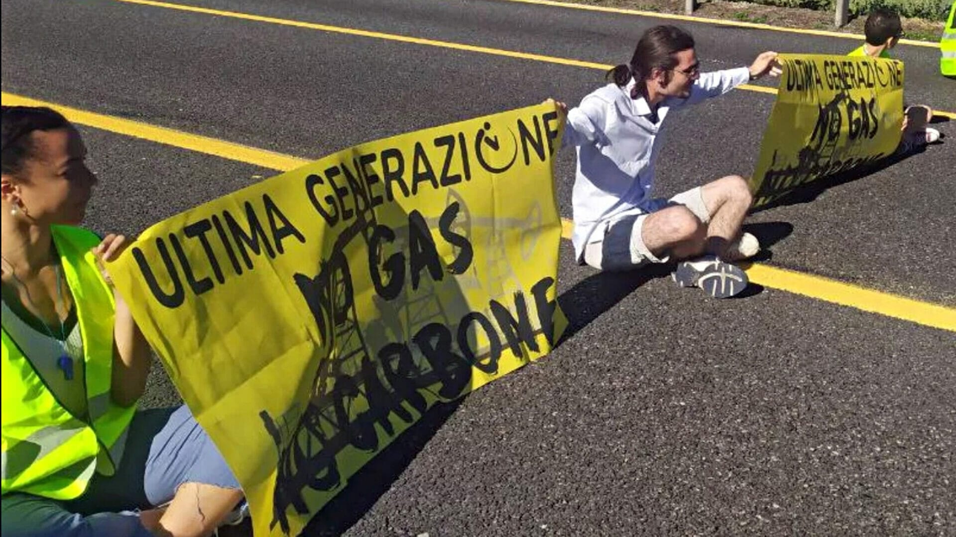 Attivisti ‘No gas no carbone’ s’incatenano al Festival Puccini