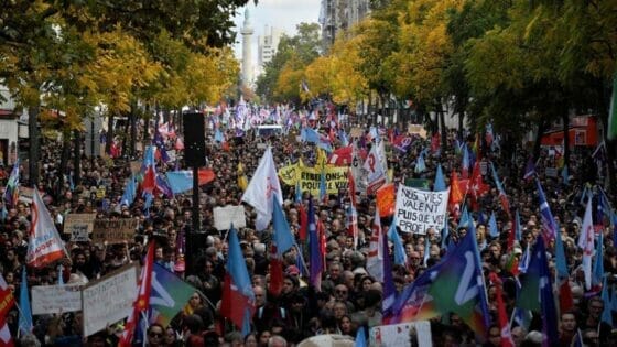 Parigi, in piazza più di 140.000 manifestanti contro aumenti e ‘inazione climatica’