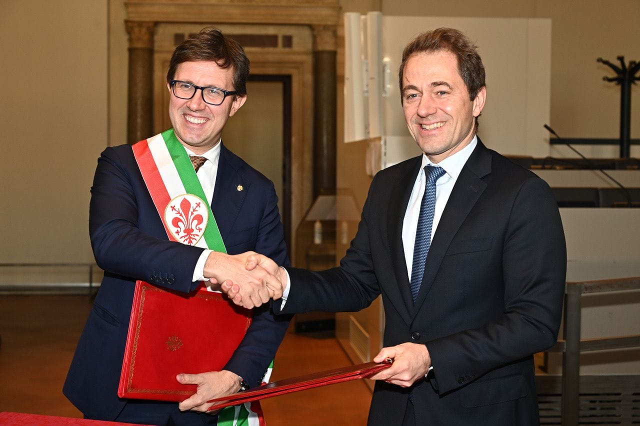 Nardella firma con BEI- foto presa da sito 'Città di Firenze'