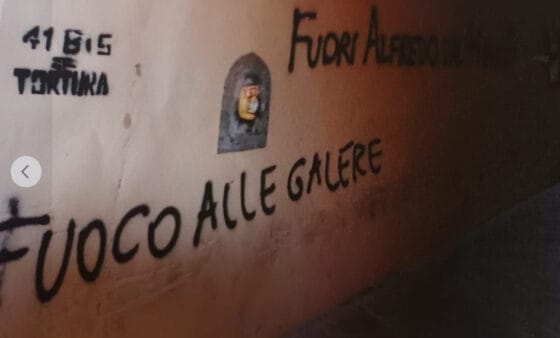 Pisa, la città si sveglia ‘sovrascritta’ da slogan anarchici