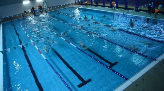 ‘Una vasca per Aisla Firenze’, la maratona di nuoto per beneficenza di 24 ore. Raccolti oltre 6 mila euro