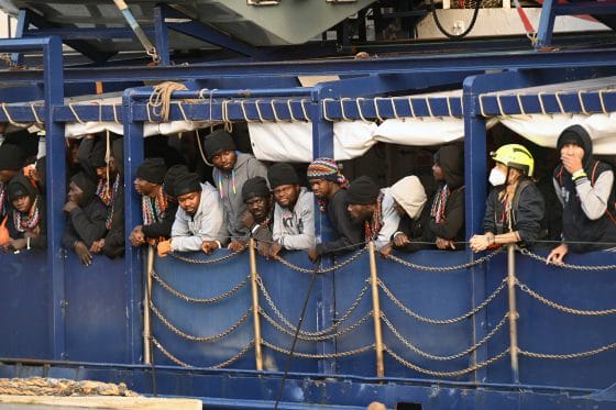 Migranti, la Geo Barents è arrivata a Marina di Carrara. Saranno accompagnati nei centri di Toscana e Marche