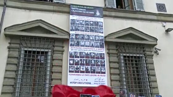 “Via i tiranni dall’Iran”: a Palazzo Strozzi Sacrati uno striscione con i volti degli uccisi o dei condannati a morte