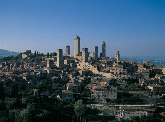 San Gimignano: tir si ribalta e colpisce famiglia di turisti