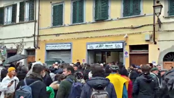 Sgombero moschea a Firenze, Imam: “Non andiamo via finché non troviamo un’alternativa”. Prefetto: “Forze dell’ordine si tengono a distanza dal luogo”