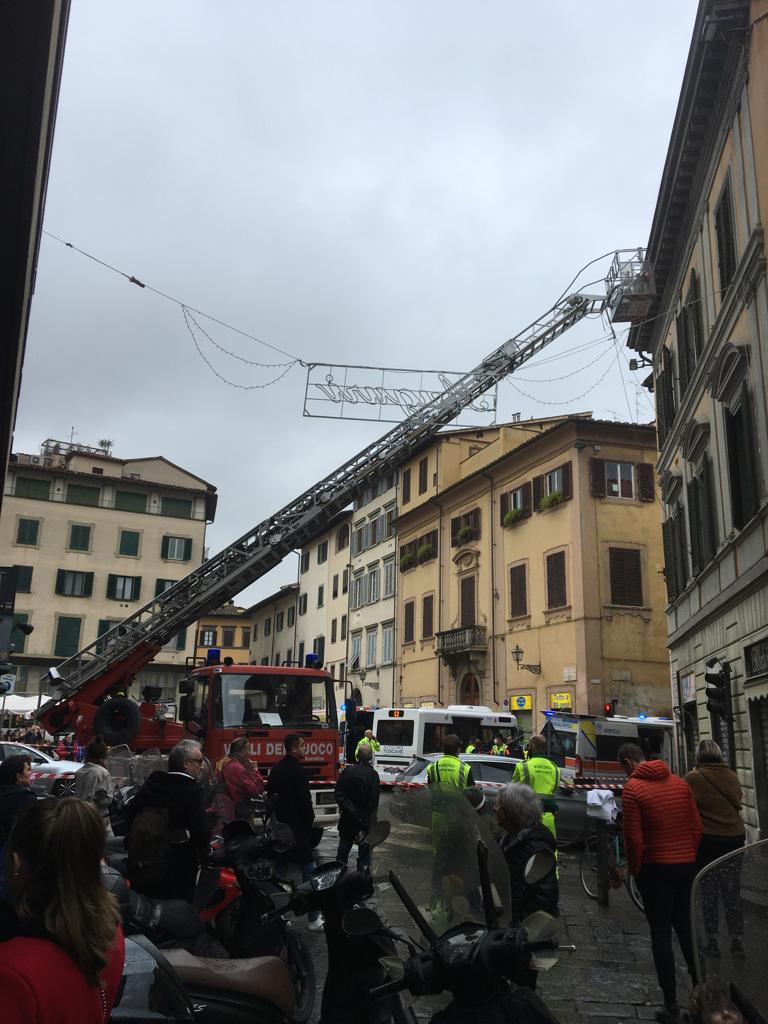 Firenze, vigili del fuoco soccorrono uomo in via Fiesolana