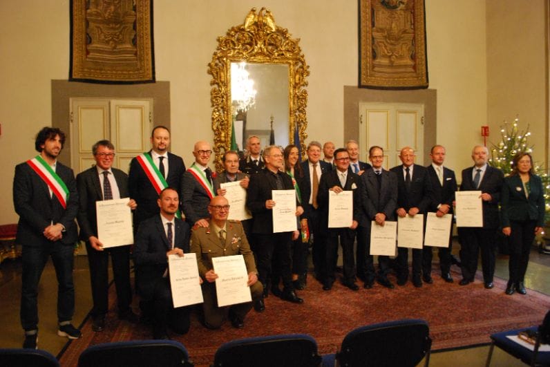 Il prefetto di Firenze Valerio Valenti consegna onorificenze dell’Ordine al Merito della Repubblica Italiana