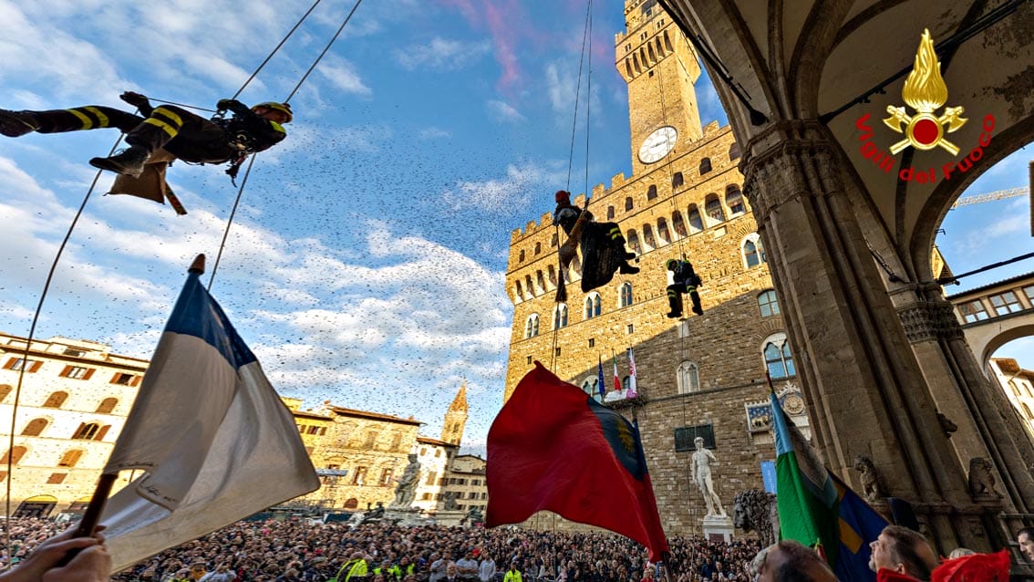 Migliaia in piazza dalla Signoria a Firenze per la Befana dei Vigili del Fuoco