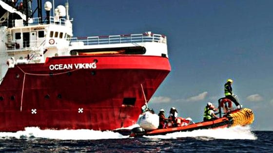 Ocean Viking arriva a Livorno con 55 migranti a bordo