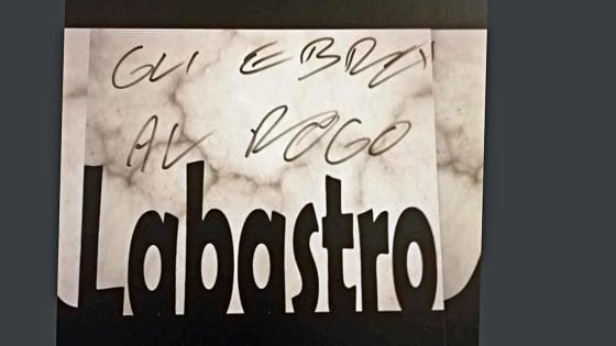Nel Giorno della Memoria, una svastica e insulti agli ebrei scritti in strada a Livorno e scritte fasciste su opere d’arte a Volterra