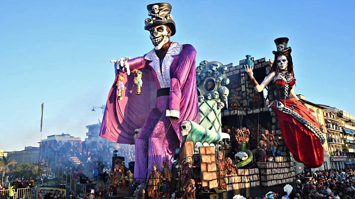 Carnevale di Viareggio, al via l’edizione dei 150 anni. Sui carri poca satira politica rispetto al passato