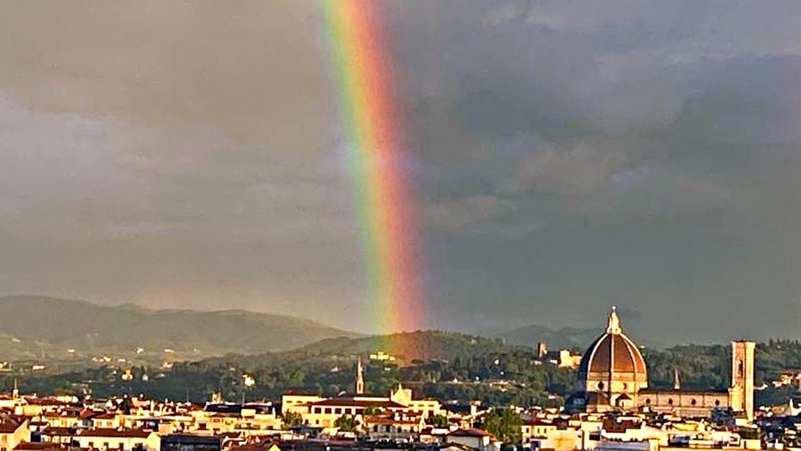Forte temporale con pioggia, grandine, allagamenti, muri crollati e 34 interventi dei pompieri, ma poi a Firenze spettacoloso arcobaleno