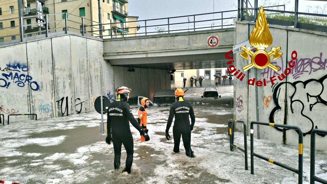 Per due volte stop alla tramvia a Firenze a causa della bomba d’acqua. Disagi in tutta la città
