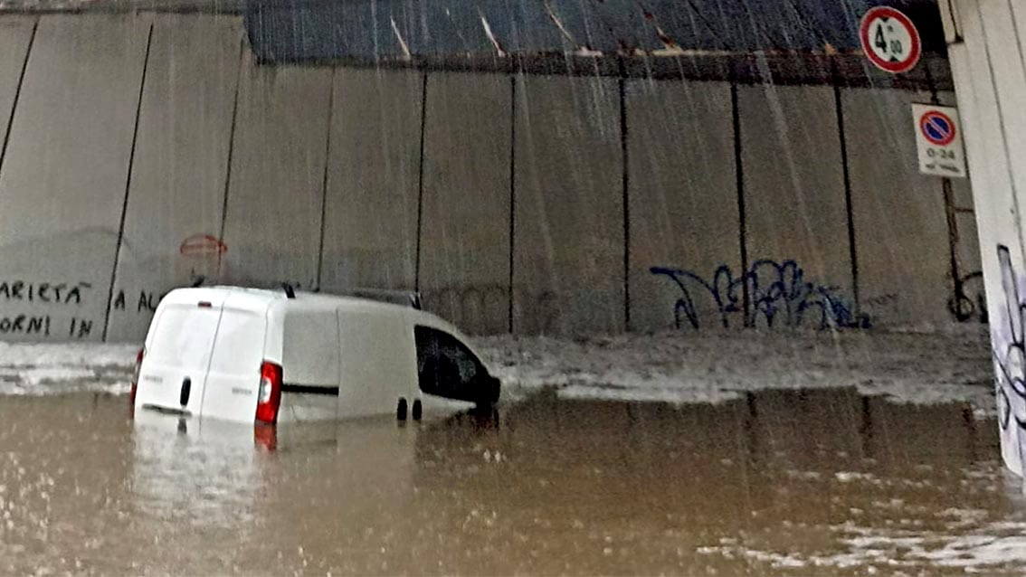 Una bomba d’acqua a Firenze, mezzi sommersi in sottopasso