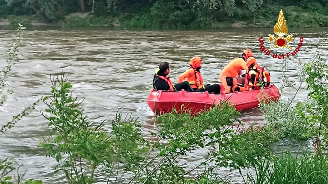 Vigili del Fuoco salvano due persone rimaste bloccate su un isolotto in Arno