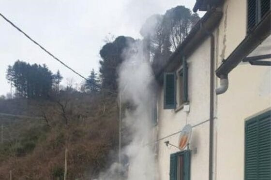 Casa in fiamme nel pratese, donna con 4 figli salvata dai carabinieri