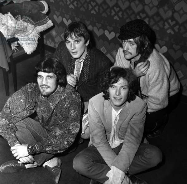 Drop Out Radio Show del 10 dicembre 2023 PTOOFF!  i 50 LP fondamentali di psychedelia UK. 1966 – 1970 (pt.1)